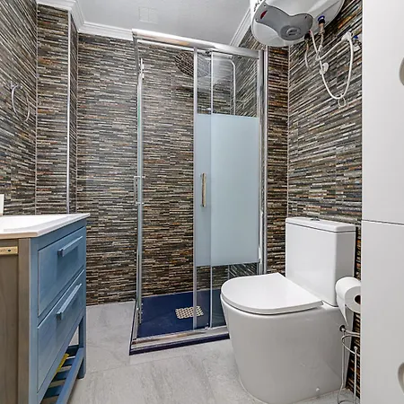 Apartment целиком, отличная студия, в 3 мин от пляжа 230 м,торревьеха в 3 мин от пляжа 230 м, торревьеха *