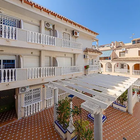 целиком, отличная студия, в 3 мин от пляжа 230 м,торревьеха в 3 мин от пляжа 230 м, торревьеха *